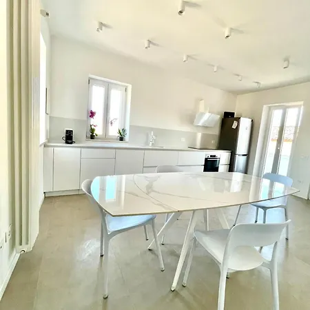 Light House Apartment *